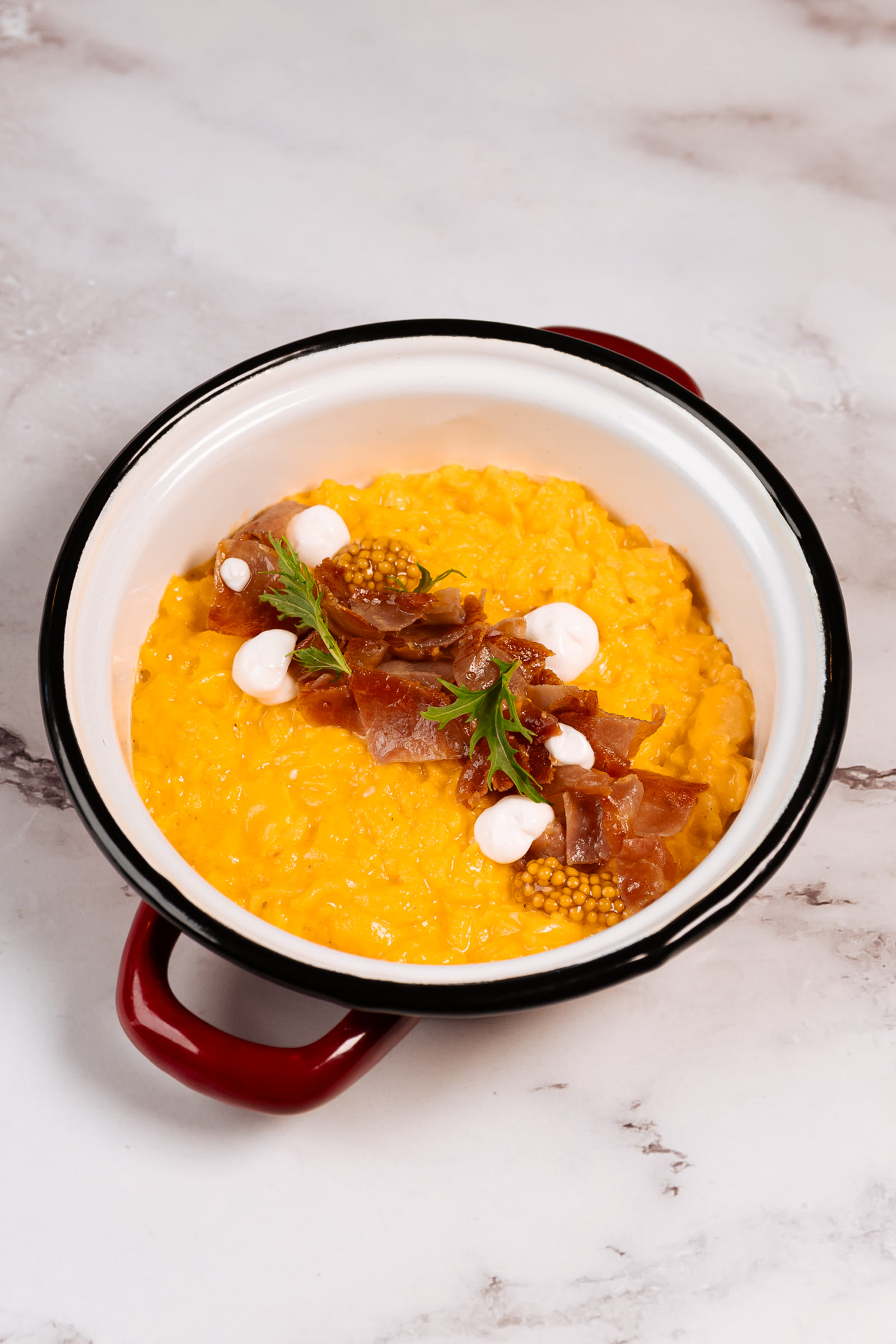 Huevos revueltos cremosos con jamón serrano crocante en Santolia