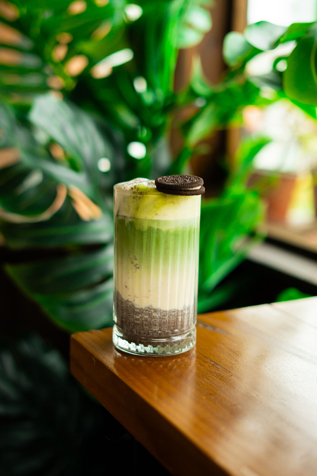 Latte de matcha con crema en Santolia, San Pedro de la Paz