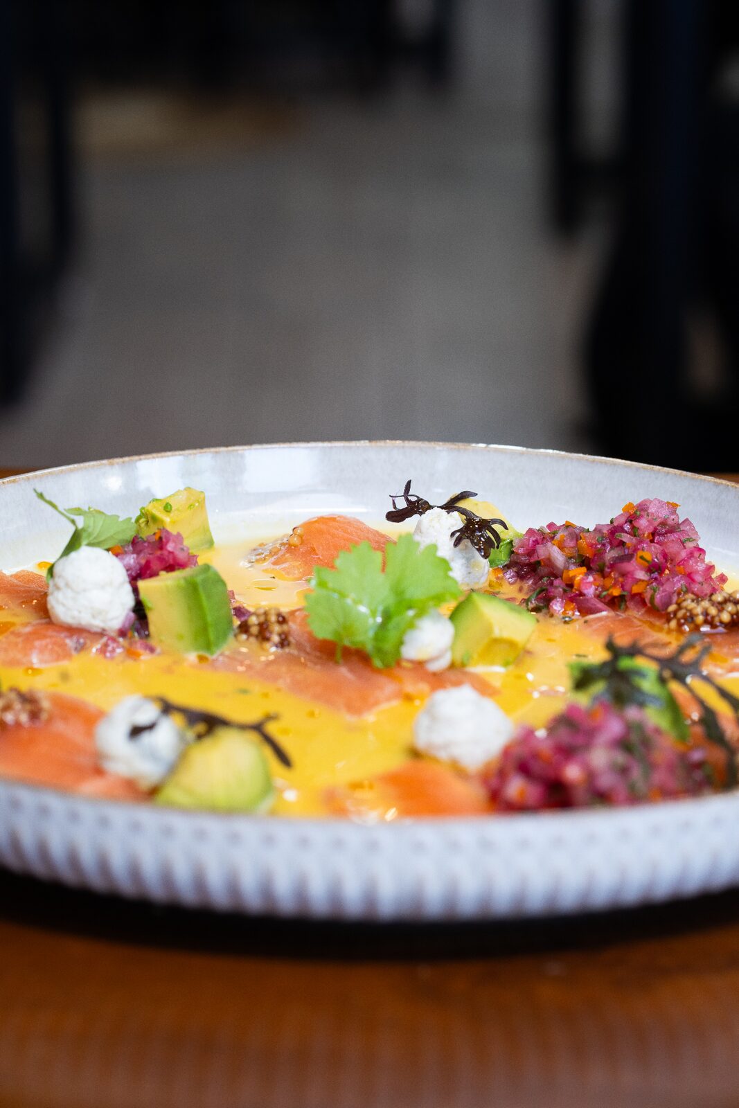 Tiradito de salmón con leche de tigre amarilla en Santolia